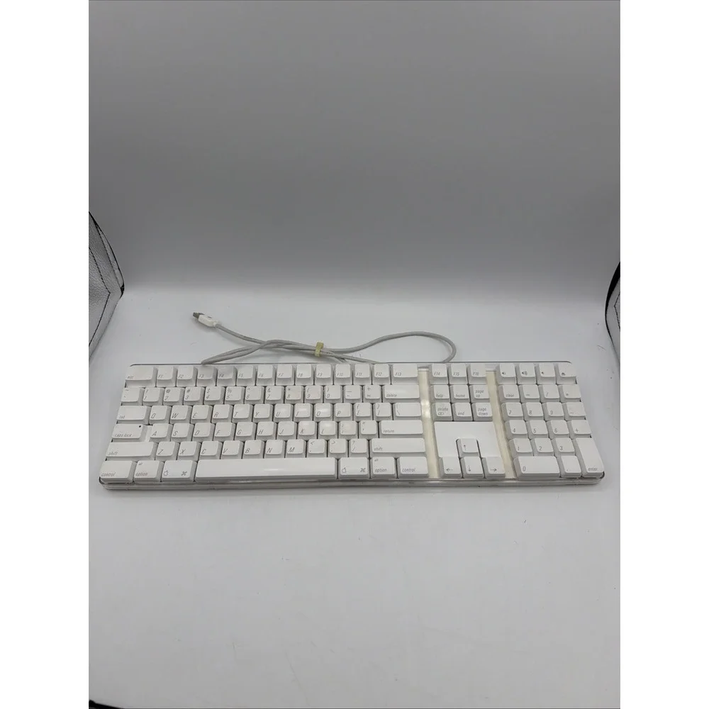 Apple A1048 Wired USB Keyboard White QWERTY Standard Layout